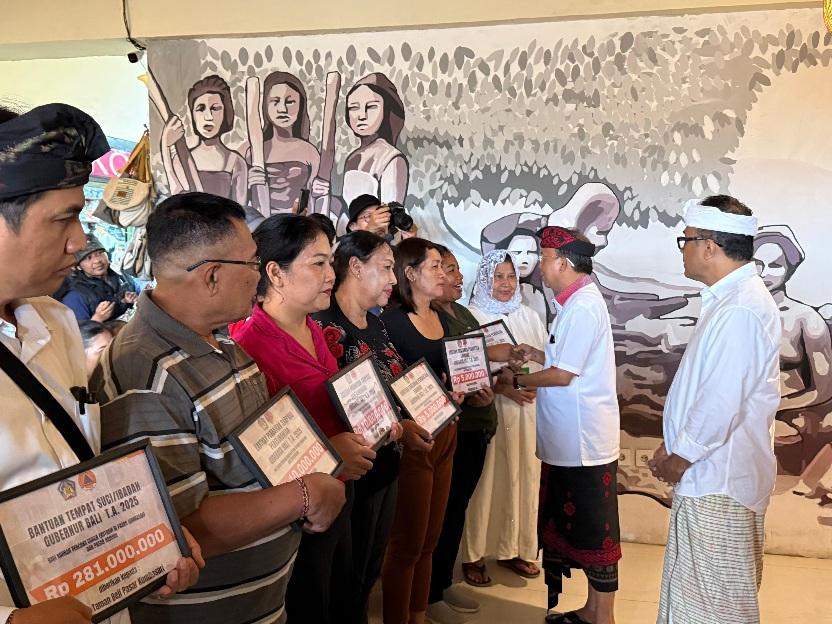 Pemberian hasil donasi kepada warga terdampak oleh Gubernur Bali Wayan Koster. (balihotnews/pemprovbali)