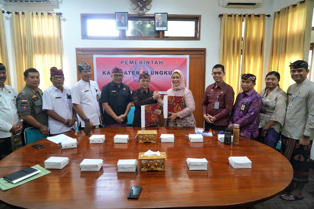 Pemkab Klungkung Jalin Kerjasama Dengan Kanwil Kemenkum Bali Balihotnews.com | KLUNGKUNG - Bupati Klungkung I Made Satria dan Kepala Kantor Wilayah Kementerian Hukum Bali, Eem Nurmanah menandatangani Nota Kesepahaman (MoU) di Ruang Rapat Kantor Bupati Klungkung, Kamis, 18 September 2025. Turut hadir, Sekertaris Daerah (Sekda) Klungkung, Anak Agung Gede Lesmana, Asisten dan Staf Ahli Bupati serta Kepala OPD terkait lainnya. Bupati Klungkung, I Made Satria menyatakan kerjasama Pemkab Klungkung dan Kanwil Kemenkum Bali terkait sinergitas pembentukan produk hukum daerah. Kerjasama ini juga meliputi pelaksanaan pemantauan, evaluasi, pembudayaan hukum, penyuluhan, konsultasi, dan bantuan hukum. Selain itu juga untuk pengembangan jaringan dokumentasi dan informasi hukum, pengukuran kinerja pembangunan dan reformasi hukum di daerah, pelayanan administrasi hukum umum serta pelindungan dan pengelolaan kekayaan intelektual. "Dengan kesepakatan ini kami berharap akan semakin terjalin kerja sama yang harmonis, berkelanjutan, dan produktif sehingga mampu menciptakan sistem hukum daerah yang lebih kuat, inovatif, dan berpihak pada kepentingan masyarakat. Selain itu akan memberikan manfaat nyata dalam meningkatkan kesadaran hukum, pelayanan hukum, serta perlindungan dan pengelolaan terhadap kekayaan intelektual yang ada di Klungkung seperti kain Endek Cepuk, Rang Rang serta produk wayang Kamasan," kata Bupati Satria. Sementara itu, Kepala KantorWilayah (Kakanwil) Kementerian Hukum (Kemenkum) Bali, Eem Nurmanah menyampaikan apresiasi karena Kabupaten Klungkung telah menunjukkan capaian luar biasa dalam pembangunan hukum daerah. Berdasarkan data terbaru, seluruh desa (53 desa) dan 6 kelurahan telah memiliki Posyankumhamdes. Menurutnya, Klungkung menjadi Kabupaten tercepat di Bali yang melaksanakan program ini. Bahkan, Klungkung adalah satu-satunya kabupaten yang menganggarkan kegiatan Posbankum secara resmi melalui Peraturan Bupati tentang penggunaan anggaran dana desa secara inklusif. Selain itu, Indeks Reformasi Hukum (IRH) pada Tahun 2024 sebesar 96,96% sedangkan Tahun 2025 menjadi 97%. "Angka ini menunjukkan konsistensi dan komitmen Klungkung dalam mendukung agenda reformasi hukum nasional," pungkasnya. (red). Foto: Bupati Klungkung I Made Satria dan Kepala Kantor Wilayah (Kanwil) Kementerian Hukum (Kemenkum) Bali, Eem Nurmanah menandatangani Nota Kesepahaman (MoU) di Ruang Rapat Kantor Bupati Klungkung, Kamis, 18 September 2025. (Balihotnews/ist).