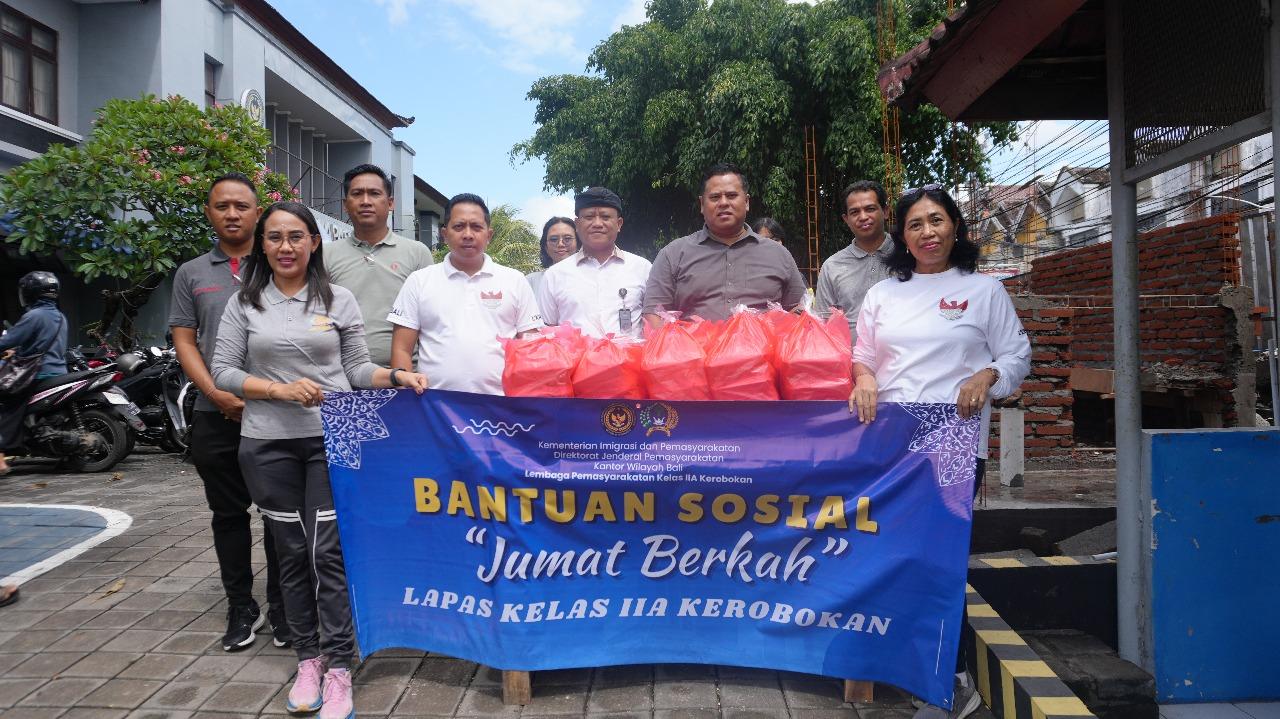 Kegiatan pembagian pake sembako oleh Lembaga Pemasyaraiat (Lapas) Kelas IIA Kerobokan pada Jumat (19/9/2025). (balihotnews/lapaskerobokan)