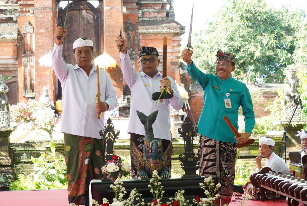 Pameran Keris di Museum Semarajaya yang dibuka oleh Sekretaris Daerah Anak Agung Gede Lesmana mewakili Bupati Klungkung, Jumat (19/9/2025) di halaman Medal Agung.(balihotnews/pemkabklungkung)