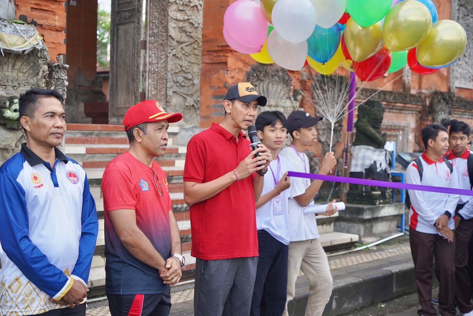 Funwalk With GenRe Klungkung Re-Kreasi yang dilepas langsung oleh Wakil Bupati Klungkung, Tjokorda Gde Surya Putra di depan Pendopo Puri Agung Klungkung, Minggu (21/9/2025). (balihotnews/pemkabklungkung)