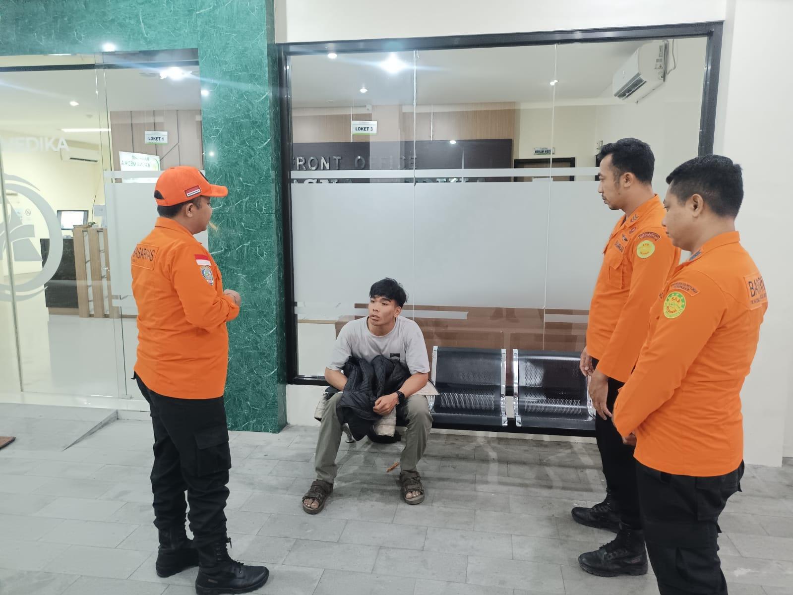 Evakuasi dua pendaki remaja asala Gianyar yang tersesat di Gunung Abang, Bangli, oleh Tim SAR, pada Sabtu (21/9/2025). (balihotnews/sar)