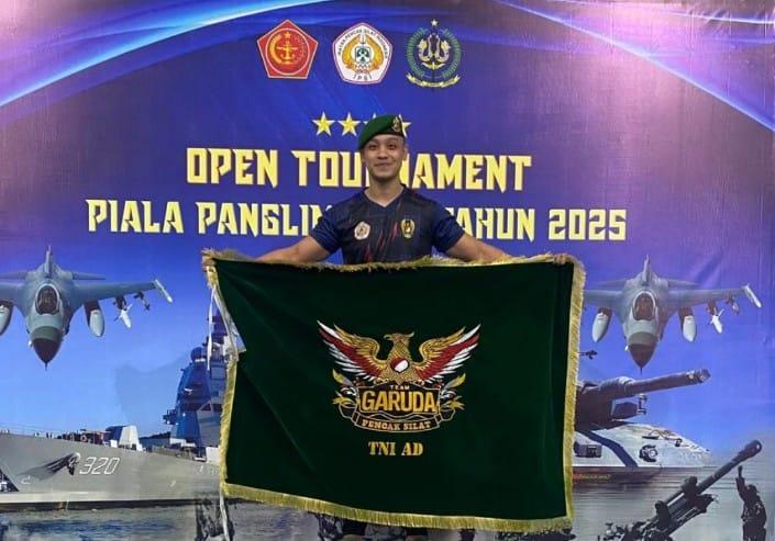 Serda I Kadek Adi Budiasta, anggota Bekangdam IX/Udayana, meraih medali emas sekaligus predikat Atlet Terbaik pada Kejuaraan Pencak Silat Piala Panglima TNI 2025, di GOR Divisi 2 Kostrad, Kabupaten Malang, Jawa Timur, pada 19–21 September 2025. (balihotnews/humaspendam)