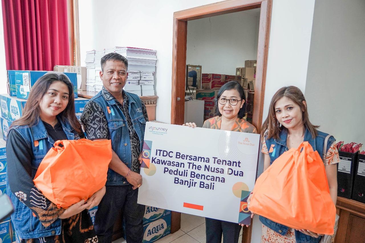 InJourney Tourism Development Corporation (ITDC) melalui SBU The Nusa Dua bersama tenant kawasan The Nusa Dua menyalurkan Bantuan Peduli Bencana Banjir Tahap I dan Tahap II untuk masyarakat terdampak banjir di Kabupaten Badung. (balihotnews/ist)