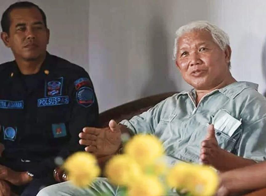 I Nyoman Susrama (kanan, baju abu-abu berambut putih) di tahanan terkait kasus pembunuh wartawan Radar Bali. (balihotnews/ist)