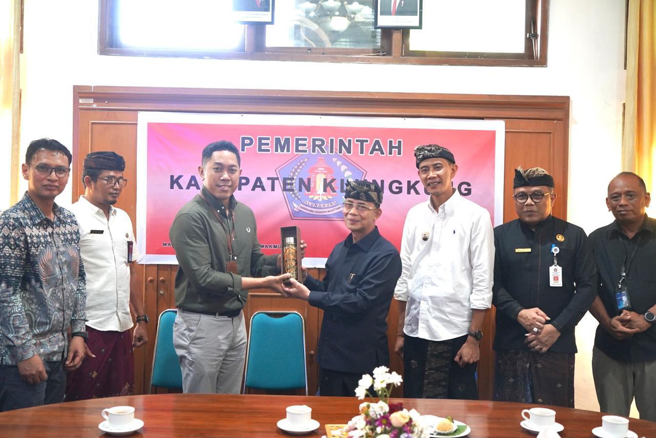 Bupati Klungkung, I Made Satria, bersama Wakil Bupati Klungkung, Tjokorda Gde Surya Putra, menerima audiensi dari PLN Indonesia Power di ruang rapat Bupati Klungkung, Kamis (25/9/2025). (balihotnews/pemkabklungkung)