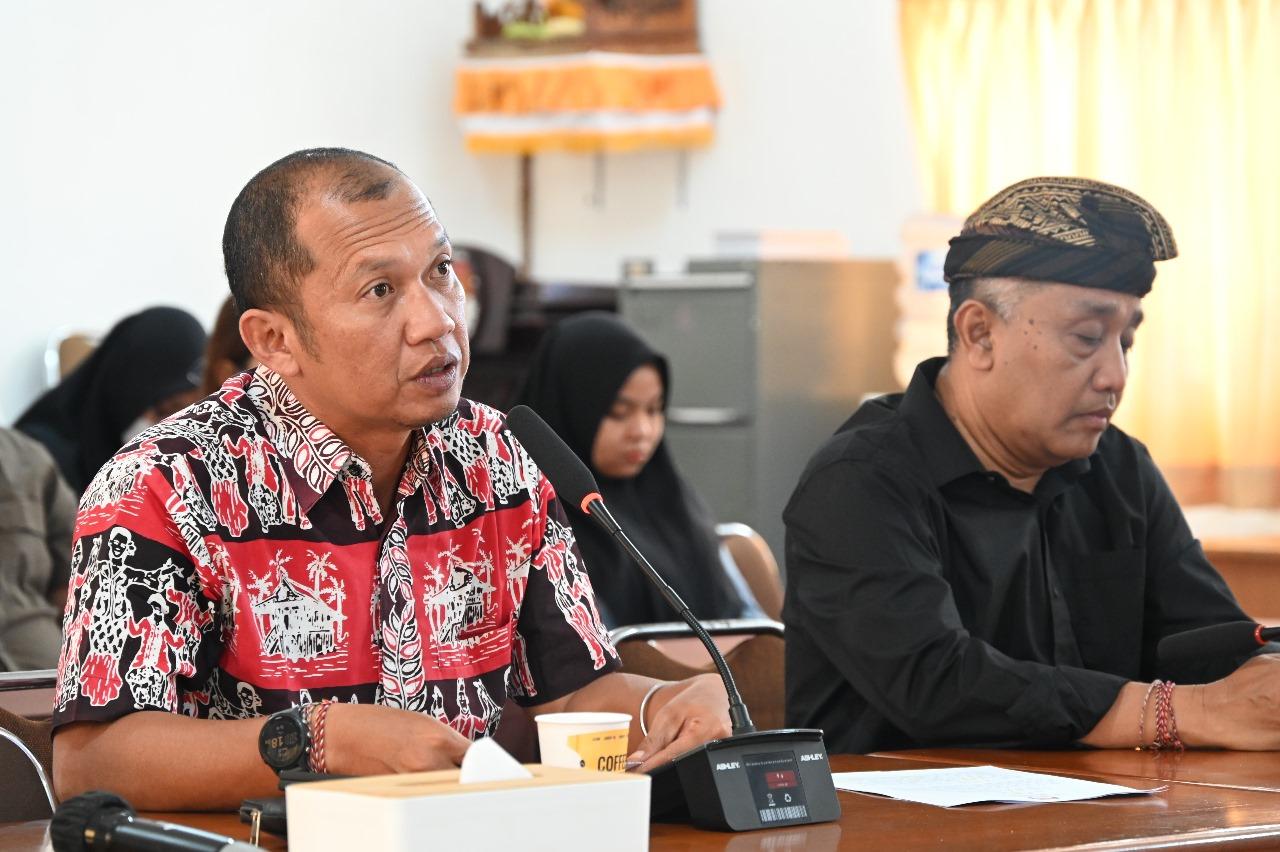Dari kiri: Komisioner KPU Bali, I Gede John Darmawan, Ketua KPU Provinsi Bali, I Dewa Agung Gede Lidartawan. (balihotnews/kpubali)