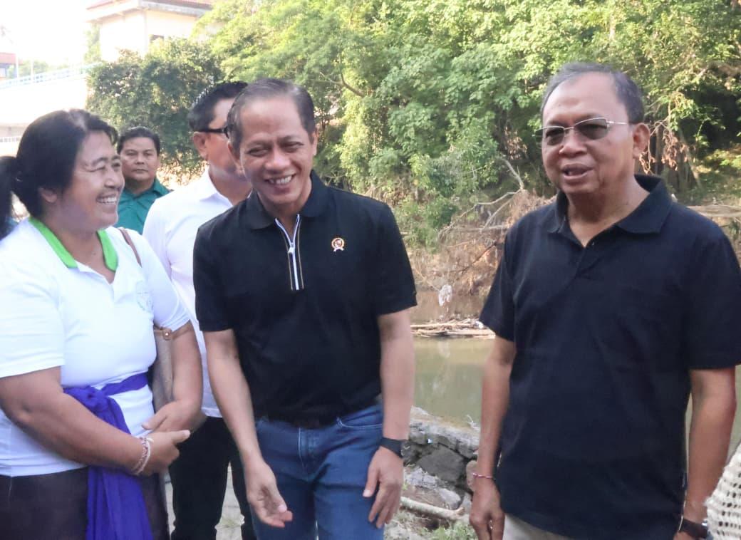 Gubernur Bali Wayan Koster bersama Menteri Lingkungan Hidup dan Kehutanan (LHK) RI Hanif Faisol Nurofiq memimpin aksi simbolis penanaman ribuan pohon di Taman Kehati, Kesiman, Denpasar, tepat di tepi Tukad Ayung, Jumat (26/9/2025). (balihotnews/ist)