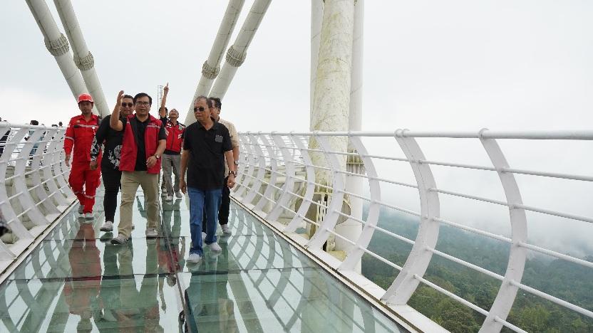 Gubernur Bali, Wayan Koster, meninjau progres pembangunan tahap kedua Turyapada Tower yang berlokasi di Desa Pegayaman, Kecamatan Sukasada, Buleleng, pada Sabtu (27/9/2025). (balihotnews/pemprovbali)