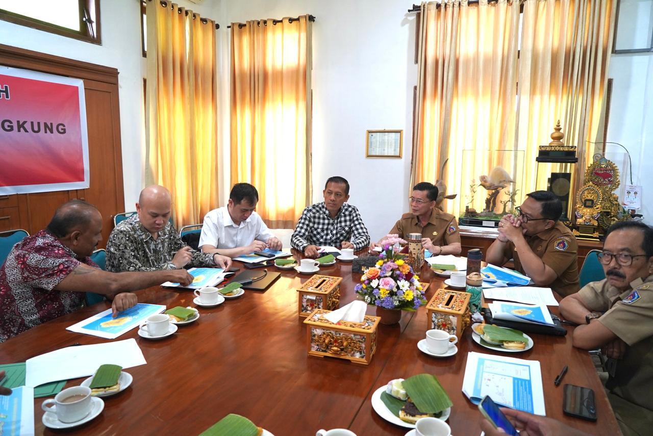 Bupati Klungkung, I Made Satria, menerima audiensi delegasi China Railway terkait rencana percepatan pembangunan infrastruktur di Nusa Penida, Senin (29/9/2025). (balihotnews/ist)