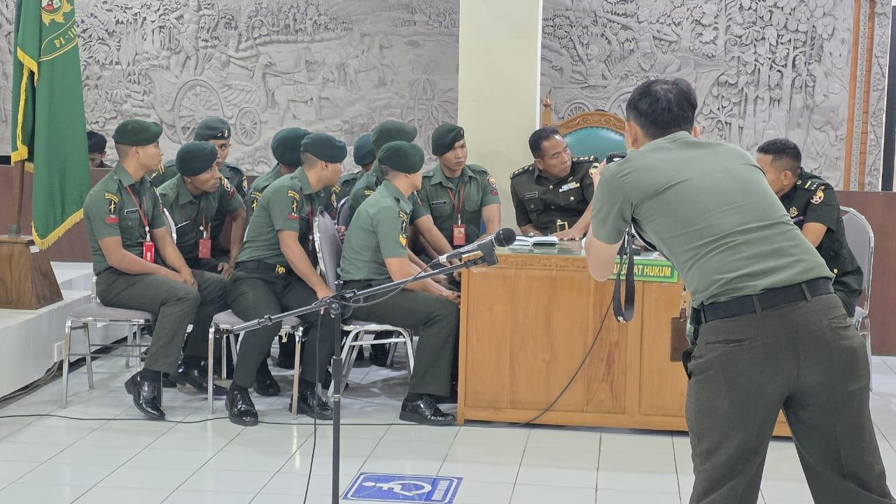 10 Terdakwa prajurit TNI menjalani sidang perdana terkait kasus penganiayaan yang menewaskan Komang Juliartawan alias Basir (31), warga Desa Sepang, Kecamatan Busungbiu, Buleleng, di Pengadilan Militer Denpasar, Senin (29/9/2025). (balihotnews/istimewa).