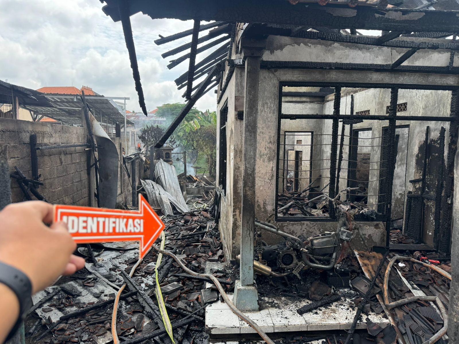 Rumah seorang warga di Padangsambian ludes terbakar akibat tungku kayu bakar yang dtinggal saat memasak. (balihotnews/istimewa)
