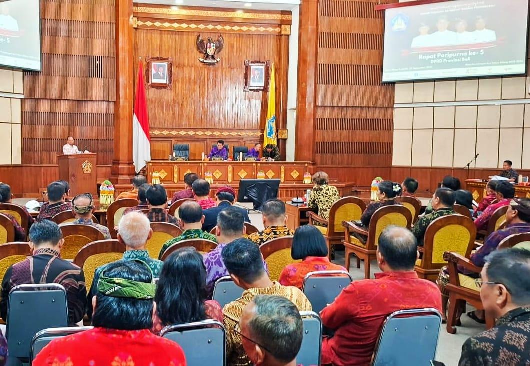 Gubernur Koster dalam keterangannya kepada wartawan usai Rapat Paripurna ke-5 DPRD Provinsi Bali Masa Persidangan I Tahun Sidang 2025-2026 di Ruang Rapat Wiswa Sabha Utama, Kantor Gubernur Bali, Senin (29/9/2025). (balihotnews/ist)