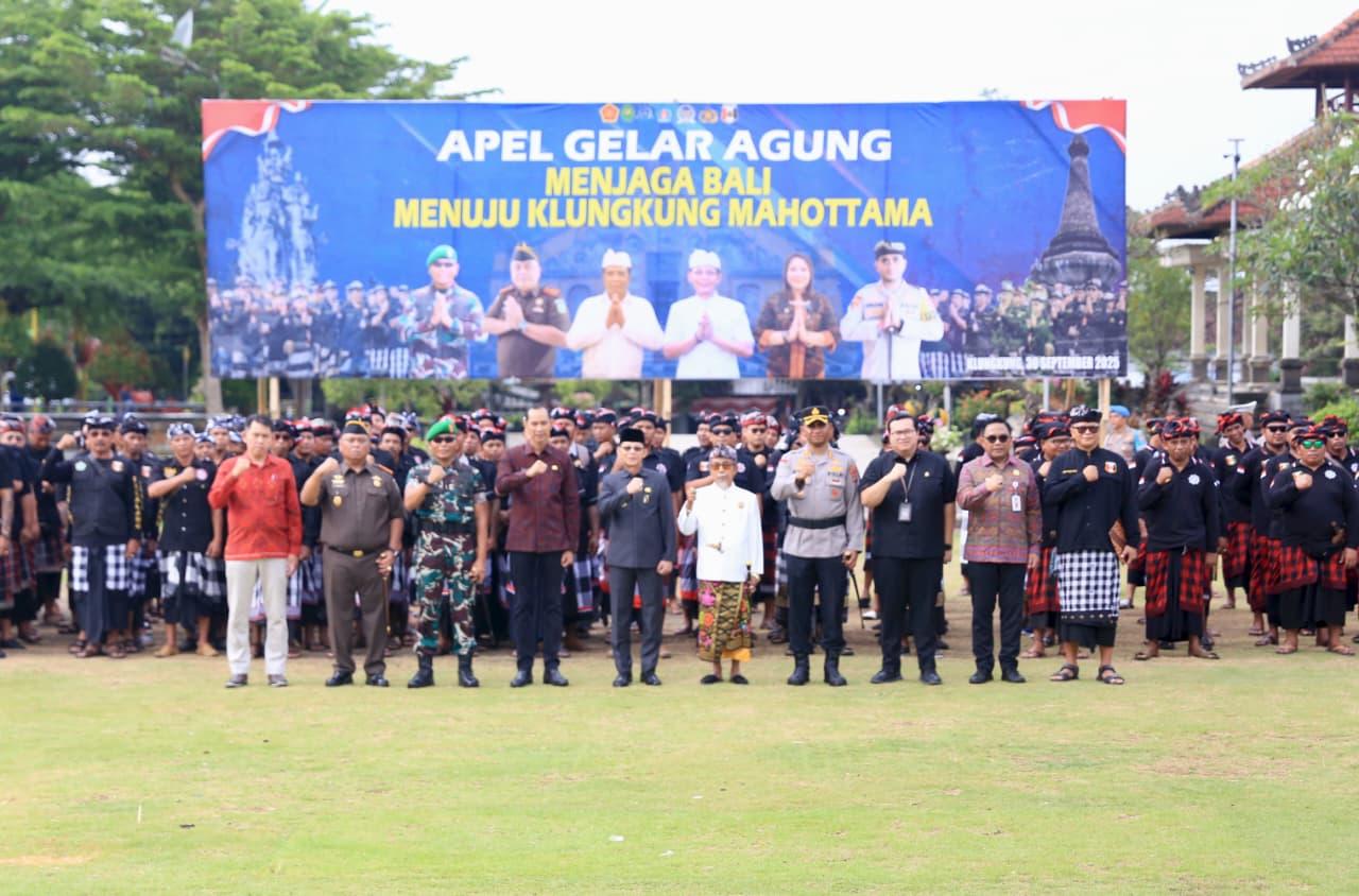 Apel Akbar Nindihin Gumi Klungkung digelar di Lapangan Alun-Alun Ida Dewa Agung Jambe, Selasa (30/9/2025), dengan dipimpin langsung oleh Bupati Klungkung I Made Satria. (balihotnews/pemkabklungkung)