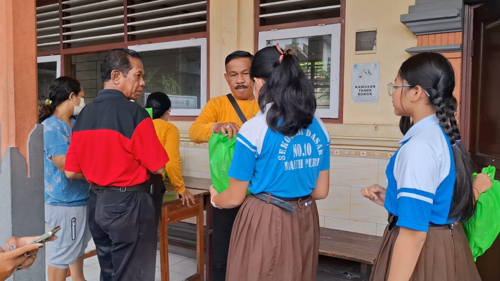 Pemberian bantuan langsung ke siswa yang terdampak di SDN 10 Dauh Puri. (balihotnews/rahma)