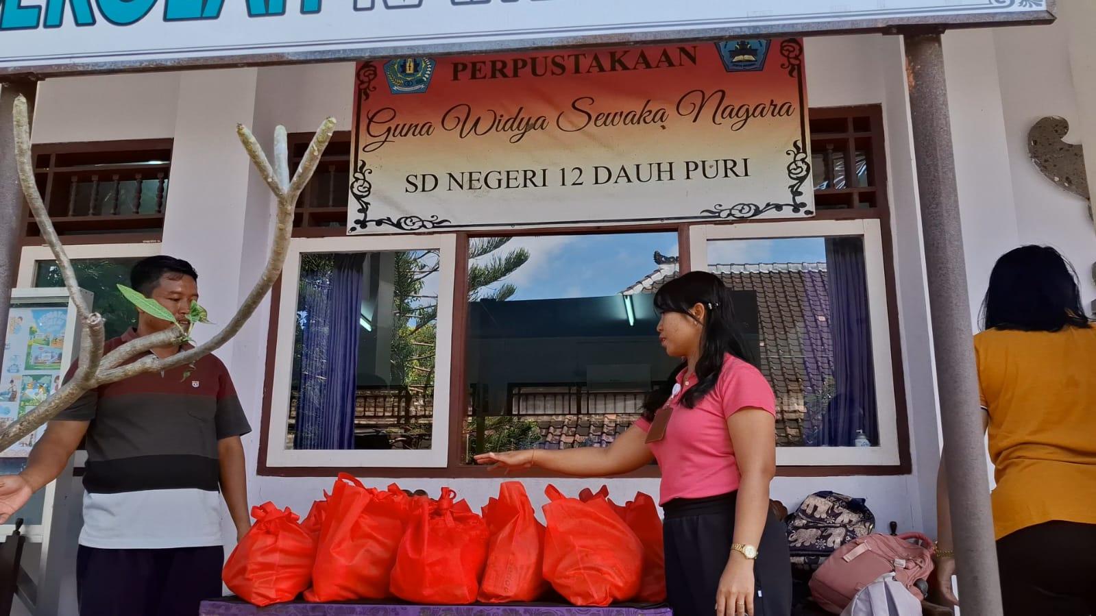 Bantuan Sedari Berbagi ke sekolah lain yang terdampak, salah satunya SDN 12 Dauh Puri. (balihotnews/rahma)