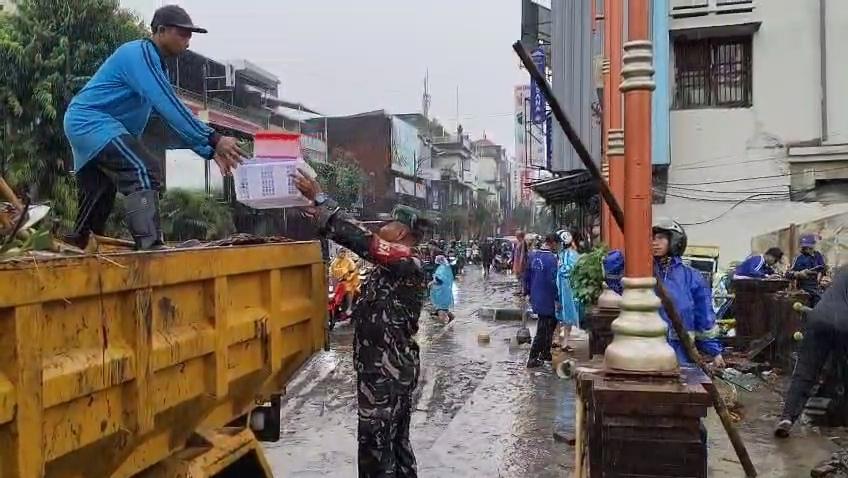 Proses evakuasi beberapa barang yang terkena banjir oleh Korem 163/Wira Satya bersama masyarakat serta aparat keamanan lain. (balihotnews/red)