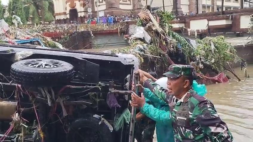 Danrem 163/Wira Satya Brigjen TNI Ida Idewa Agung Hadisaputra saat membantu evakuasi kendaraan bersama masyarakat di Pasar Badung, Rabu (10/9/2025). (balihotnews/red)