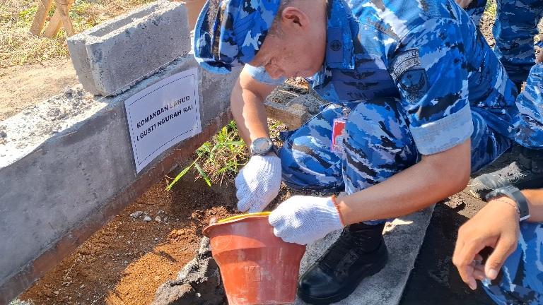 Kolonel Pnb Frando L.H. Marpaung saat melakukan peletakkan batu pertama di pembangunan Satuan Pelayanan Pemenuhan Gizi (SPPG) di Peguyangan Kangin, Denpasar Utara, Rabu (24/9/2025). (balihotnews/rahma)