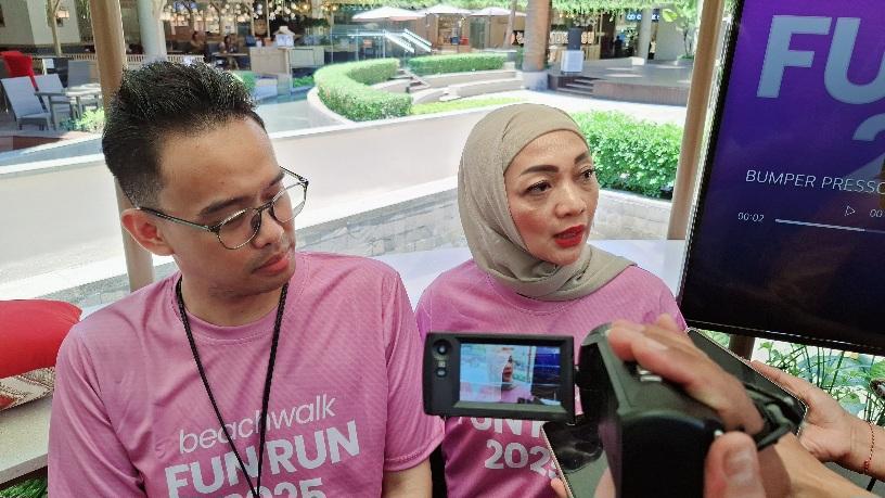 Dari kiri, Campaign & Experience Manager Beachwalk, Reksa Hartoyo, General Manager Beachwalk, Gita Sunarwulan. (balihotnews/rahma)
