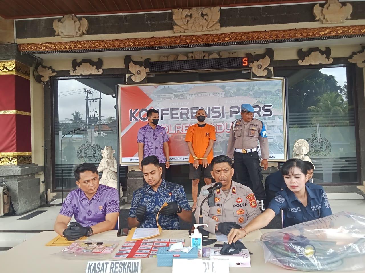 Wakapolres Badung Kompol I Gede Suarmawa, saat konferensi pers di loby polres Badung, Selasa, (30/9/2025). (balihotnews/ian)