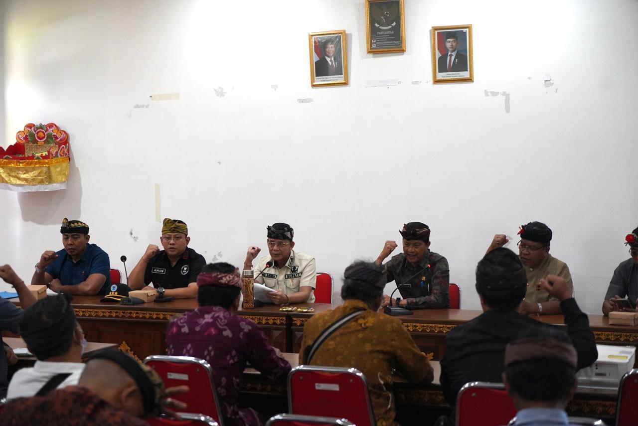 Kegiatan Sosialisasi Pencegahan, Pemberantasan, Penyalahgunaan, dan Peredaran Gelap Narkotika (P4GN) oleh Jero Bendesa Adat Klungkung Daratan di Kantor Majelis Desa Adat (MDA) Klungkung, Kamis (2/10/2025). (balihotnews/pemkanllingkung).