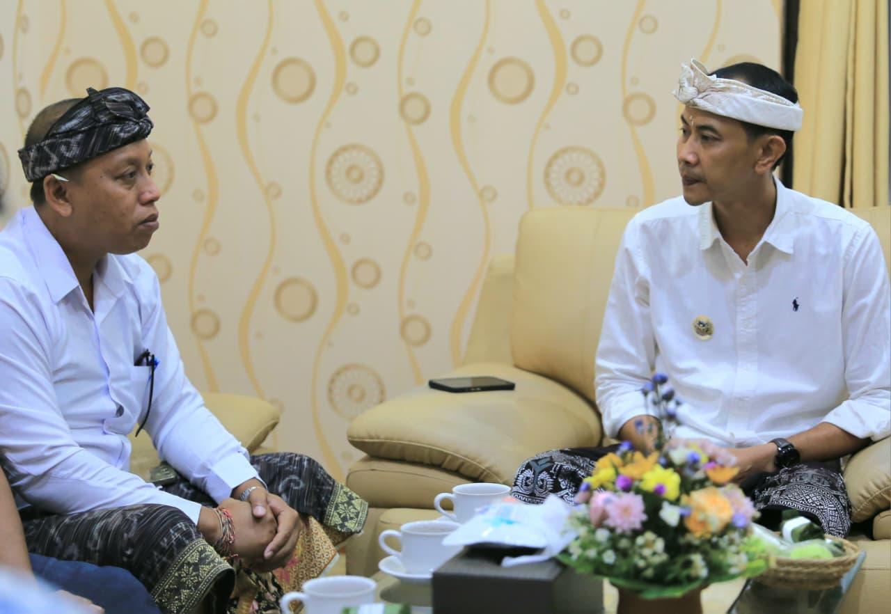 Perbekel Desa Gelgel, I Wayan Sudiantara, bersama perangkat desa melakukan audiensi dengan Wakil Bupati Klungkung, Tjokorda Gde Surya Putra, di ruang kerjanya pada Kamis (2/10/2025). (balihotnews/pemkabklungkung)