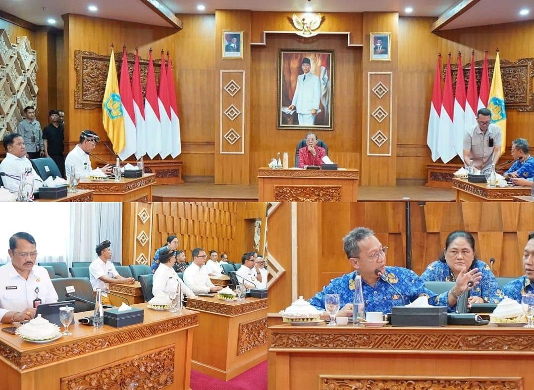 Foto: Gubernur Bali Wayan Koster memimpin rapat koordinasi bersama sejumlah kepala daerah di Gedung Kertha Sabha, Jaya Sabha Denpasar, Rabu (1/10/2025). (balihotnews/istimewa)