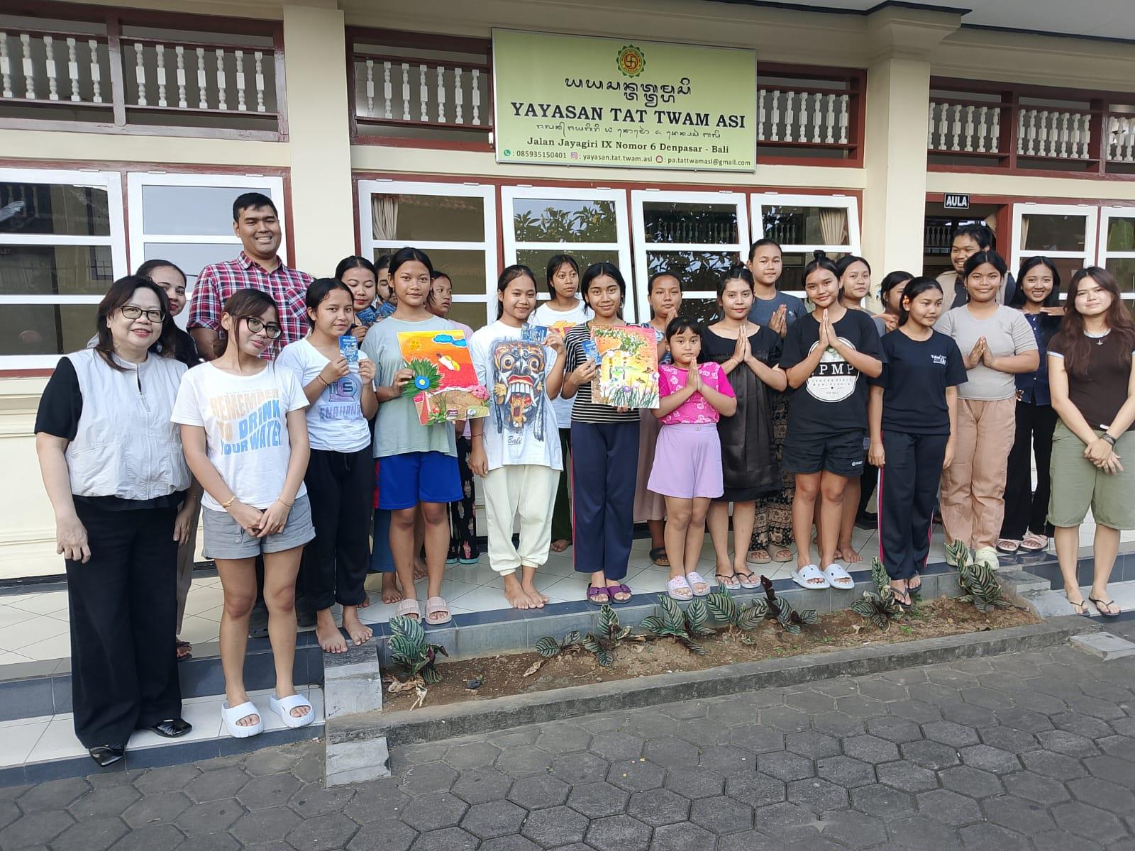 Sosialisasi seni dan lingkungan hidup oleh Chrystabelle Keilana Adianca dan Janessa Annamarie dari Sekolah Pelita Harapan Kemang Village Jakarta di di Panti Asuhan Tat Twam Asi Denpasar, Jumat (10/10/2025). (balihotnews/arnold)