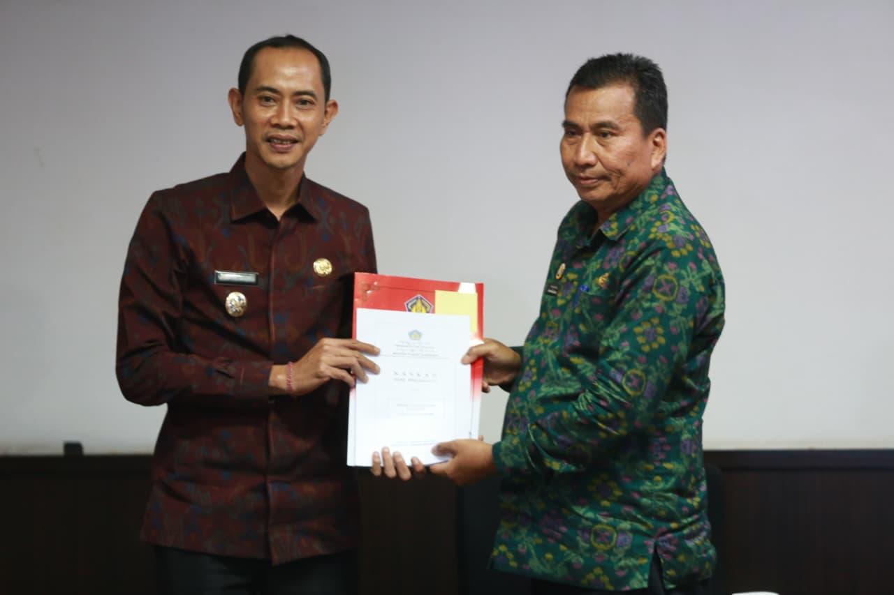Pemerintah Kabupaten Klungkung menerima Naskah Hasil Pengawasan dari Inspektorat Provinsi Bali, Selasa (14/10/2025). (balihotnews/pemkabklungkung)