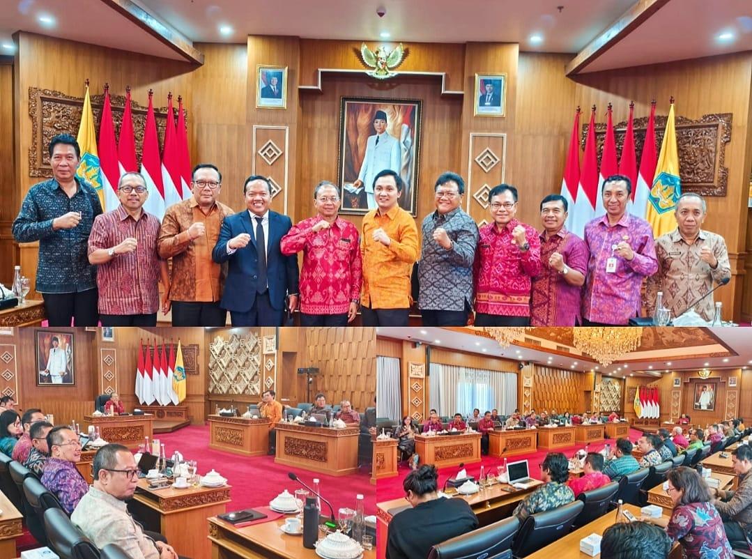 Gubernur Bali Wayan Koster memimpin Rapat Percepatan Pelaksanaan Transformasi Ekonomi Kerthi Bali di Gedung Kertha Sabha, Rumah Jabatan Gubernur Bali Jaya Sabha pada Selasa (14/10/2025). (balihotnews/istimewa)