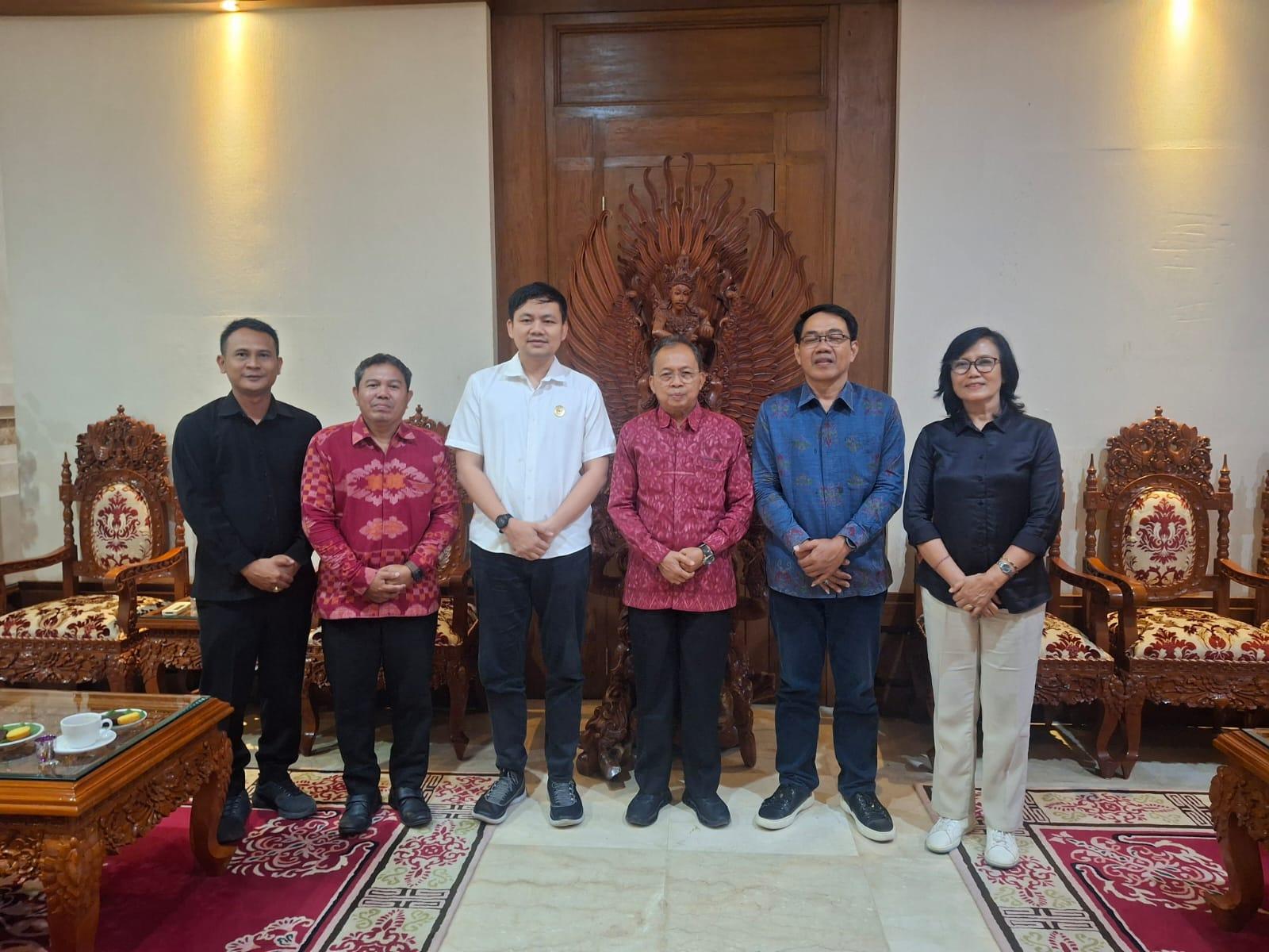 Wakil Ketua Komisi Informasi (KI) Pusat, Arya Sandhiyudha, Ph.D, melakukan kunjungan dan bertemu dengan Gubernur Bali, Wayan Koster, di Kantor Gubernur Bali, Jaya Sabha, Denpasar, Jumat malam (17/10/2025). (balihotnews/nol)