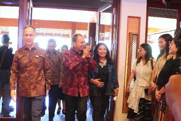 Gubernur Bali Wayan Koster saat menghadiri Forum Pengembangan Ekonomi Daerah di Hyatt Regency Sanur, Senin (20/10/2025). (balihotnews/istimewa)
