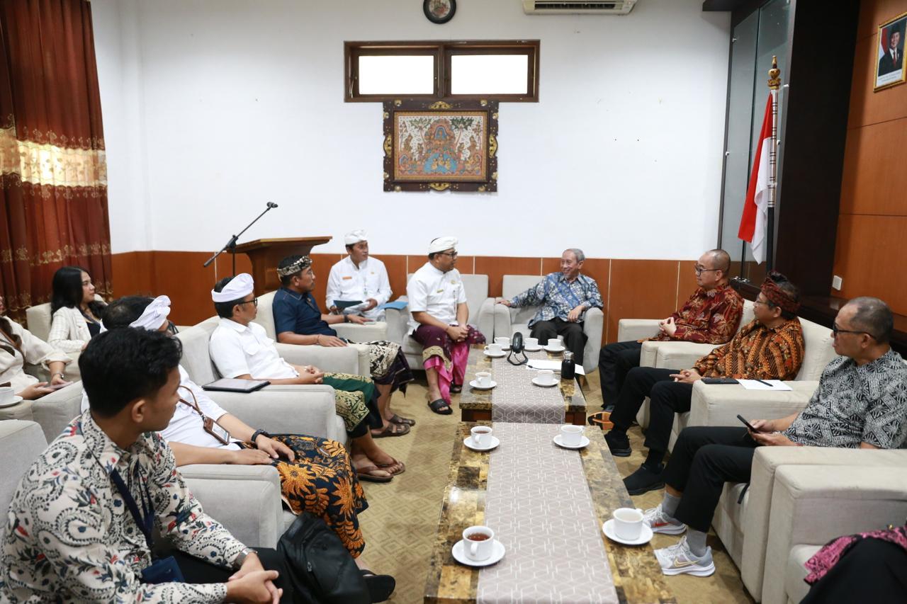 Sekretaris Daerah (Sekda) Kabupaten Klungkung, Anak Agung Gede Lesmana, terpilih sebagai finalis Digital Leadership Government Awards (DLGA) Tahun 2025. (balihotnews/istimewa)