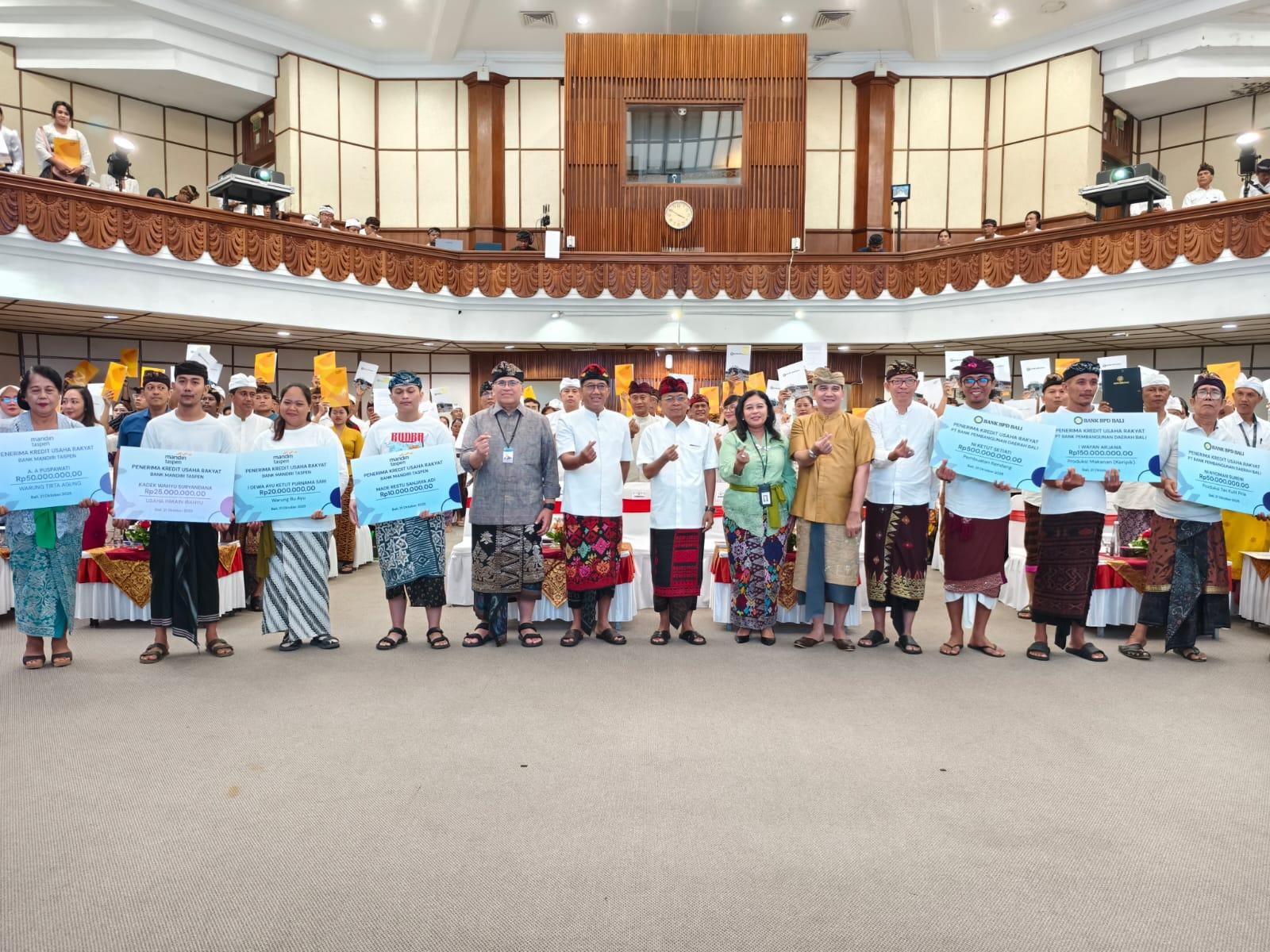 Penyerahan KUR kepada Pelaku UMKM di Bali secara simbolis oleh Gubernur Bali Wayan Koster di Kantor Gubernur Bali, pada Selasa (21/10/2025). (balihotnews/istimewa)