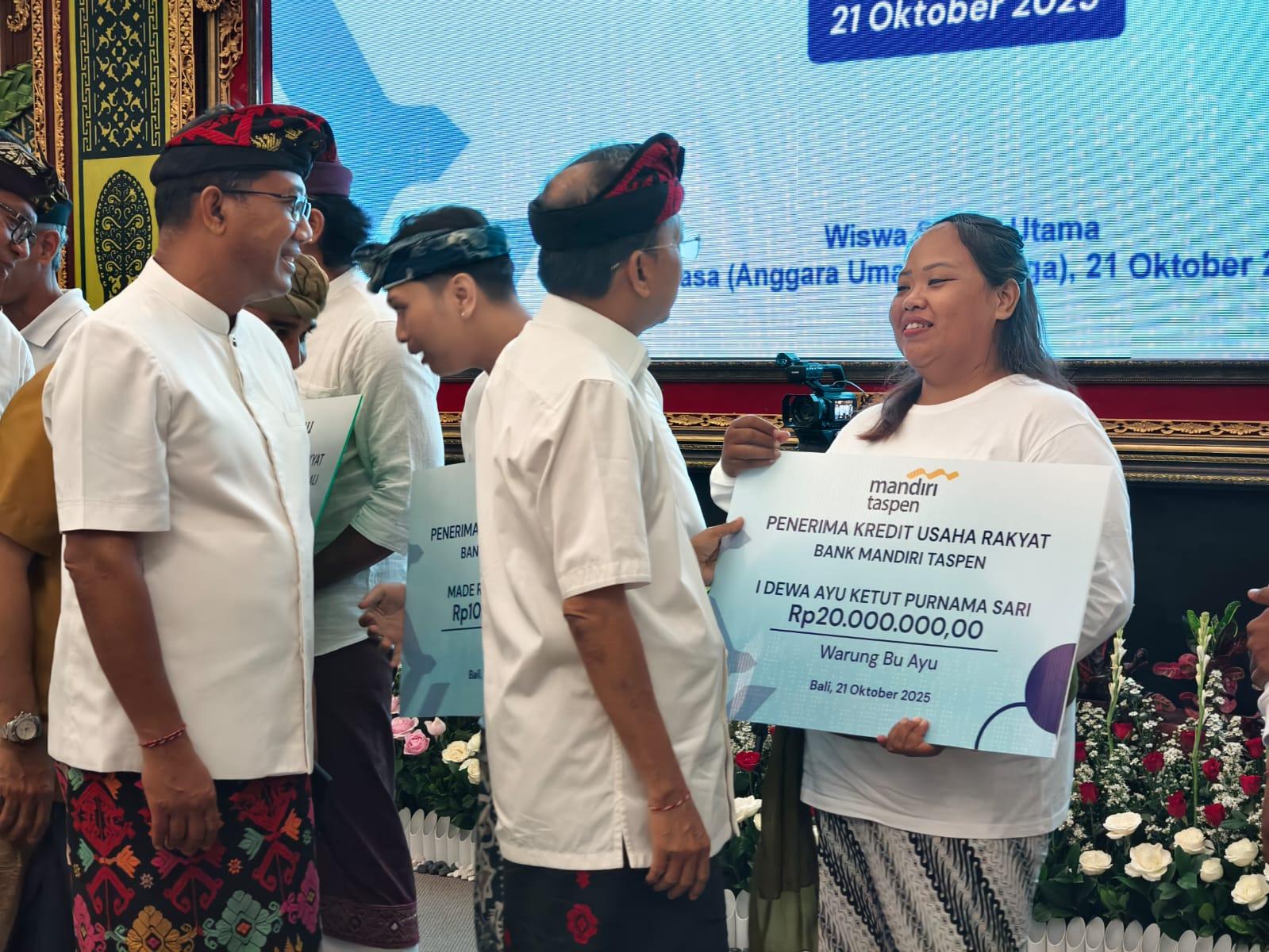 Secara simbolis, Gubernur Bali Wayan Koster menyerahkan langsung bantuan KUR kepada perwakilan UMKM di Gedung Wiswa Sabha, Kantor Gubernur Bali, Selasa (21/10/2025). (balihotnews/istimewa)