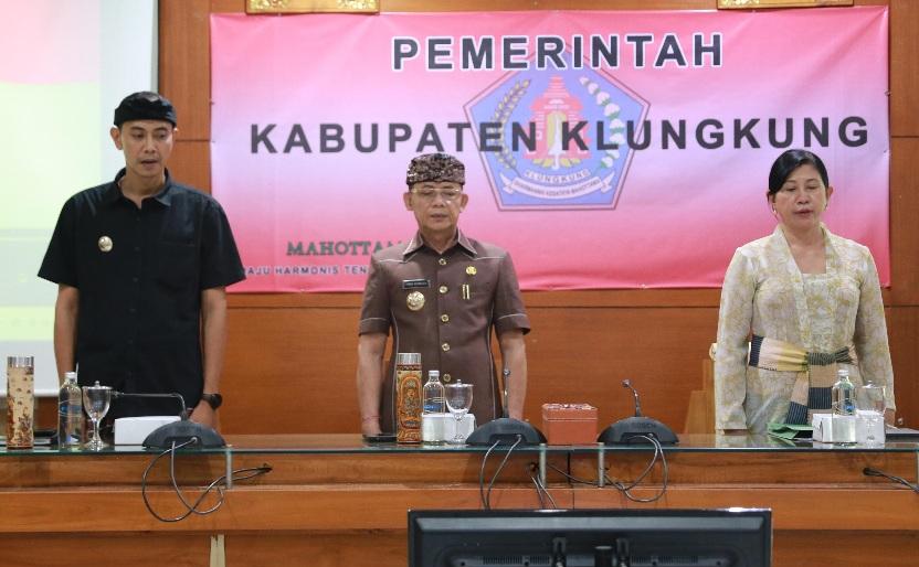 Bupati Klungkung I Made Satria memimpin Rapat Koordinasi Monitoring, Evaluasi, dan Pelaporan Kendali Ekonomi yang digelar di Ruang Rapat Praja Mandala Kantor Bupati Klungkung, Selasa (21/10/2025). (balihotnews/istimewa)