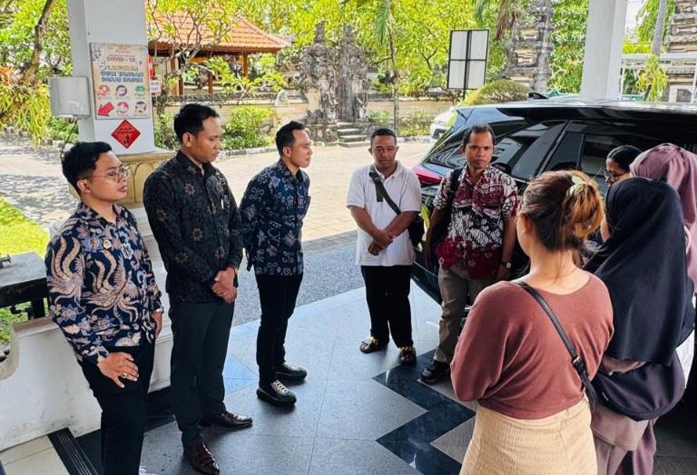 Koalisi Advokasi Bali untuk Demokrasi mendatangi Kejaksaan Negeri (Kejari) Denpasar, Rabu (22/10/2025). (balihotnews/istimewa)