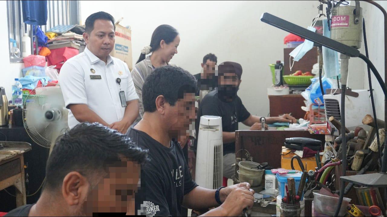 Program Lapas Kelas IIA Kerobokan dalam mengembangkan potensi warga binaan di bidang kerajinan perak. (balihotnews/istimewa)