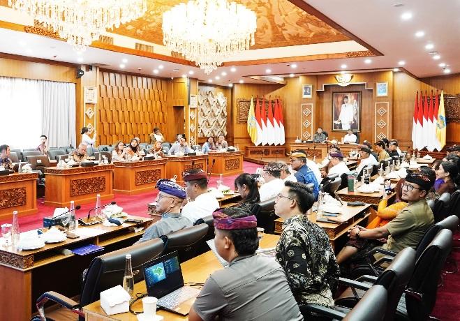Gubernur Bali Wayan Koster menerima Badan Kerja Sama Antar Parlemen (BKSAP) DPR RI yang melakukan kunjungan kerja ke Bali, Kamis (23/10/2025), di Gedung Sabha, Jayasabha, Denpasar.