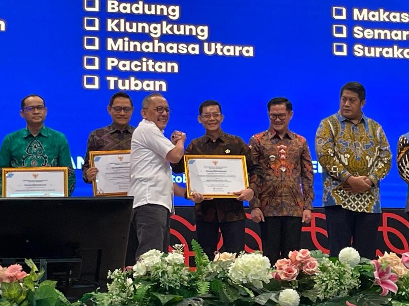 Pemkab Klungkung raih Apresiasi BRIDA/BAPPERIDA Optimal 2025 oleh Badan Riset dan Inovasi Nasional (BRIN) untuk Indikator Perumusan Kajian Kebijakan yang Dimanfaatkan Pemerintah Kabupaten. (balihotnews/pemkabklungkung)