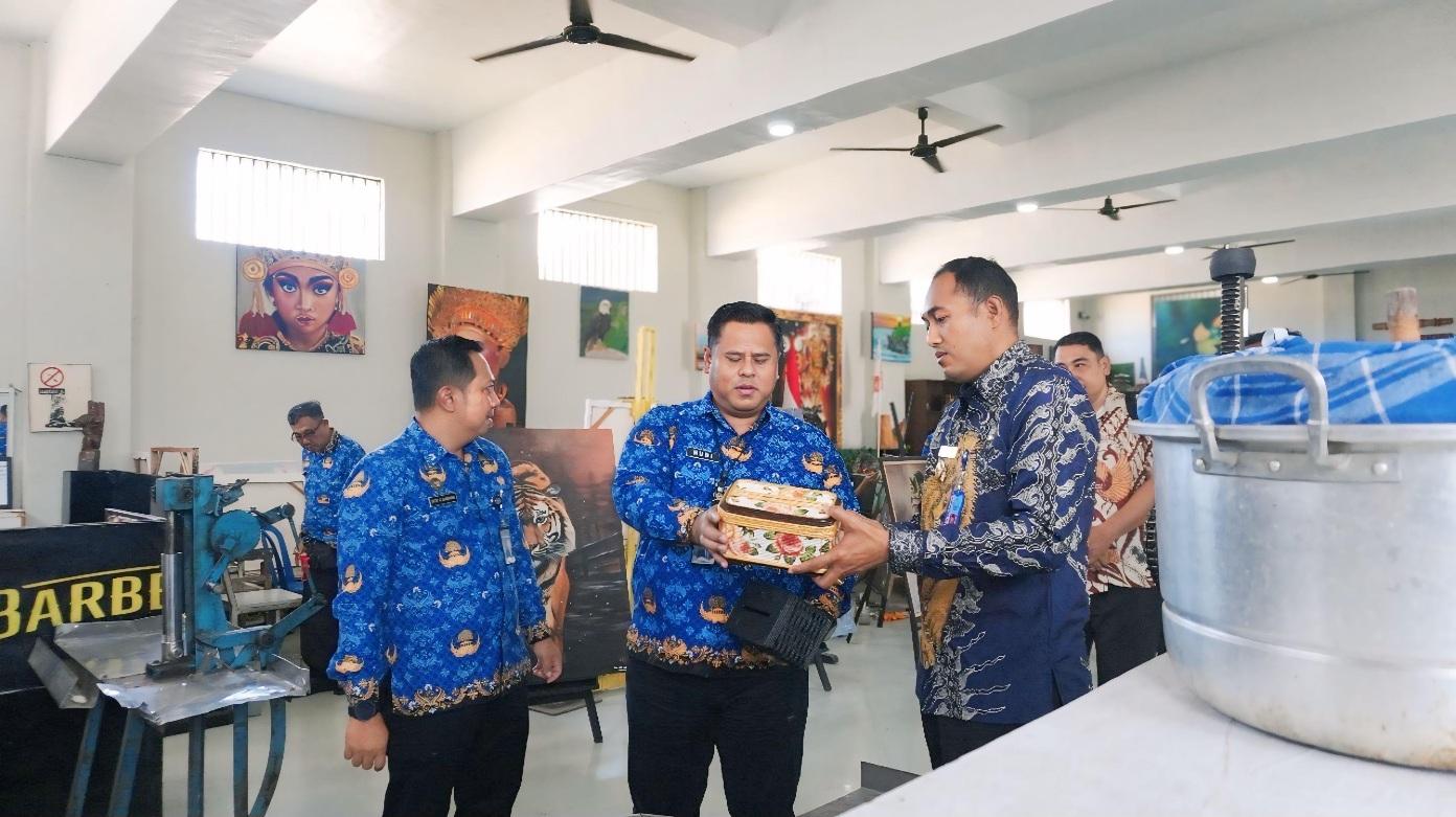 Kepala Badan Narkotika Nasional (BNN) Kota Denpasar, AKBP Leo Dedy saat mengunjungi Lapas Kelas IIA Kerobokan. (balihotnews/istimewa)