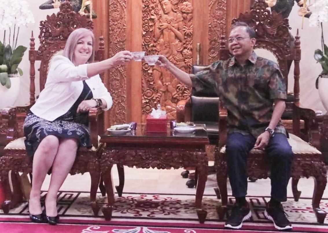 Gubernur Bali Wayan Koster dan Hon Robyn Cahill OAM MLA, Menteri Perdagangan, Bisnis, dan Hubungan Asia dari Northern Territory, Australia, di Rumah Jabatan Jayasabha, Denpasar, Rabu (29/10/2025). (balihotnews/pemprovbali)