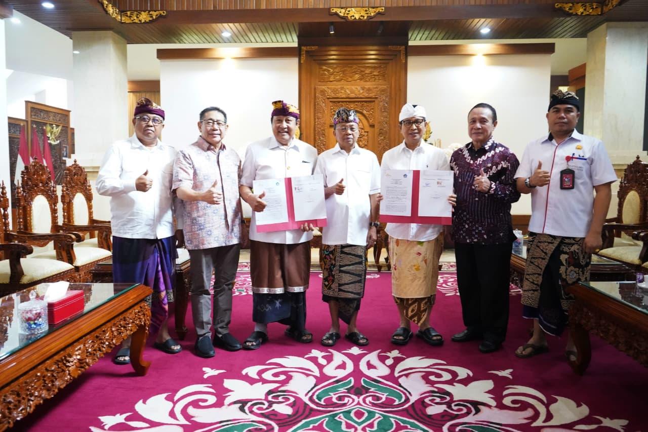 Pemerintah Kabupaten Badung dan manajemen Garuda Wisnu Kencana (GWK) menandatangani Berita Acara Serah Terima (BAST) Pinjam Pakai Lahan di Gedung Jayasabha, Denpasar, Jumat (31/10/2025). (balihotnews/istimewa)
