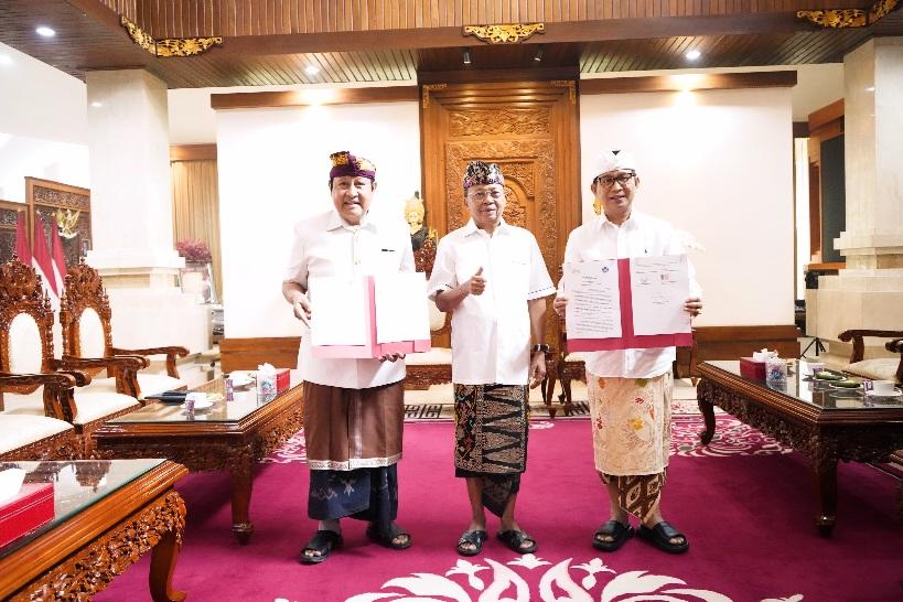 Pemerintah Kabupaten Badung bersama manajemen Garuda Wisnu Kencana (GWK) resmi menandatangani Berita Acara Serah Terima (BAST) Pinjam Pakai Lahan untuk kepentingan akses warga, dalam acara yang digelar di Gedung Jayasabha, Jumat (31/10/2025). (balihotnews/istimewa)
