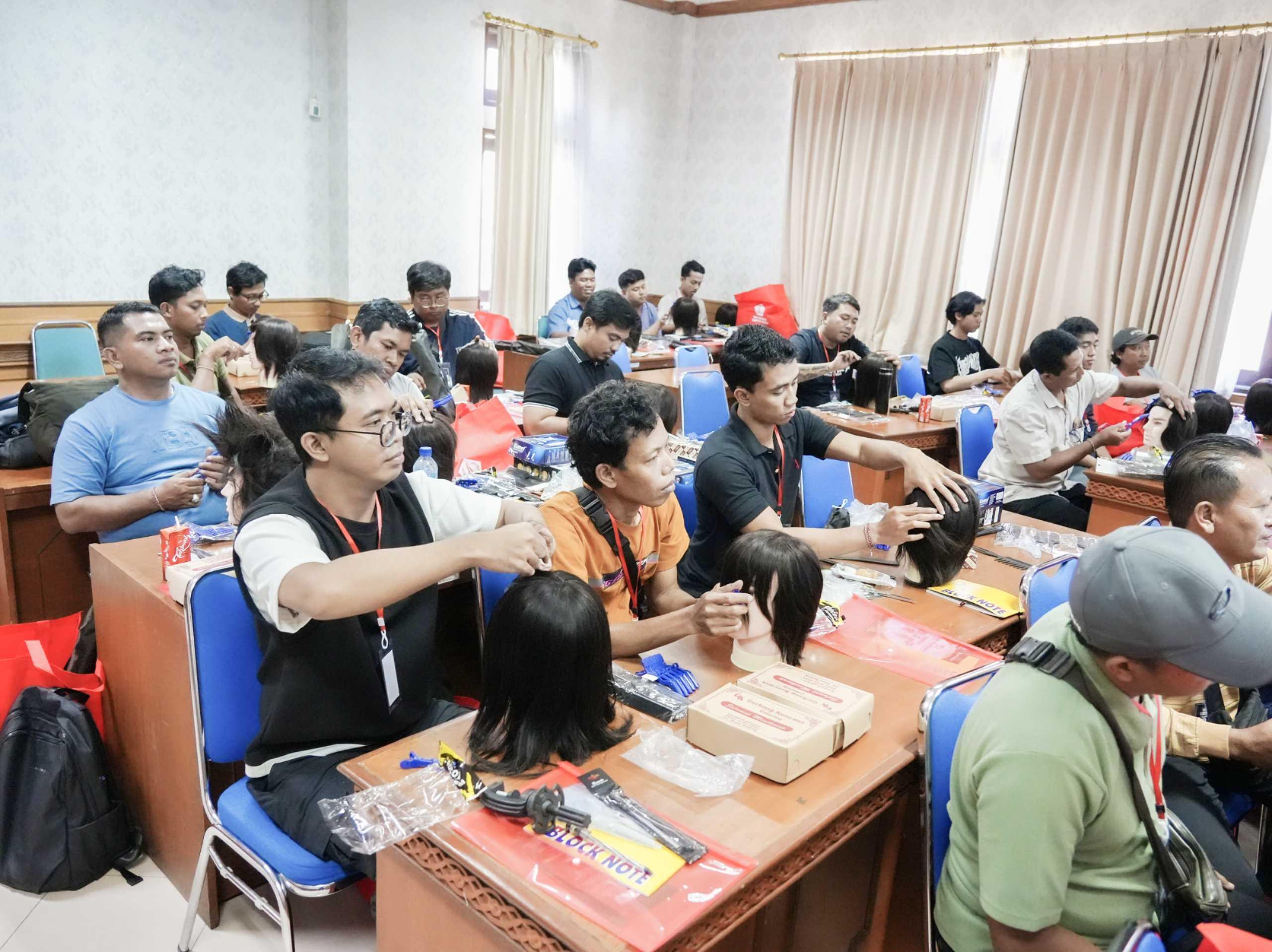 DiskopUKMP Badung latih 25 calon wirausaha lewat pelatihan barber, buka peluang kerja baru di bidang jasa potong rambut, Senin 20 Oktober 2025 di Puspem Badung. (Balihotnews/Ist)