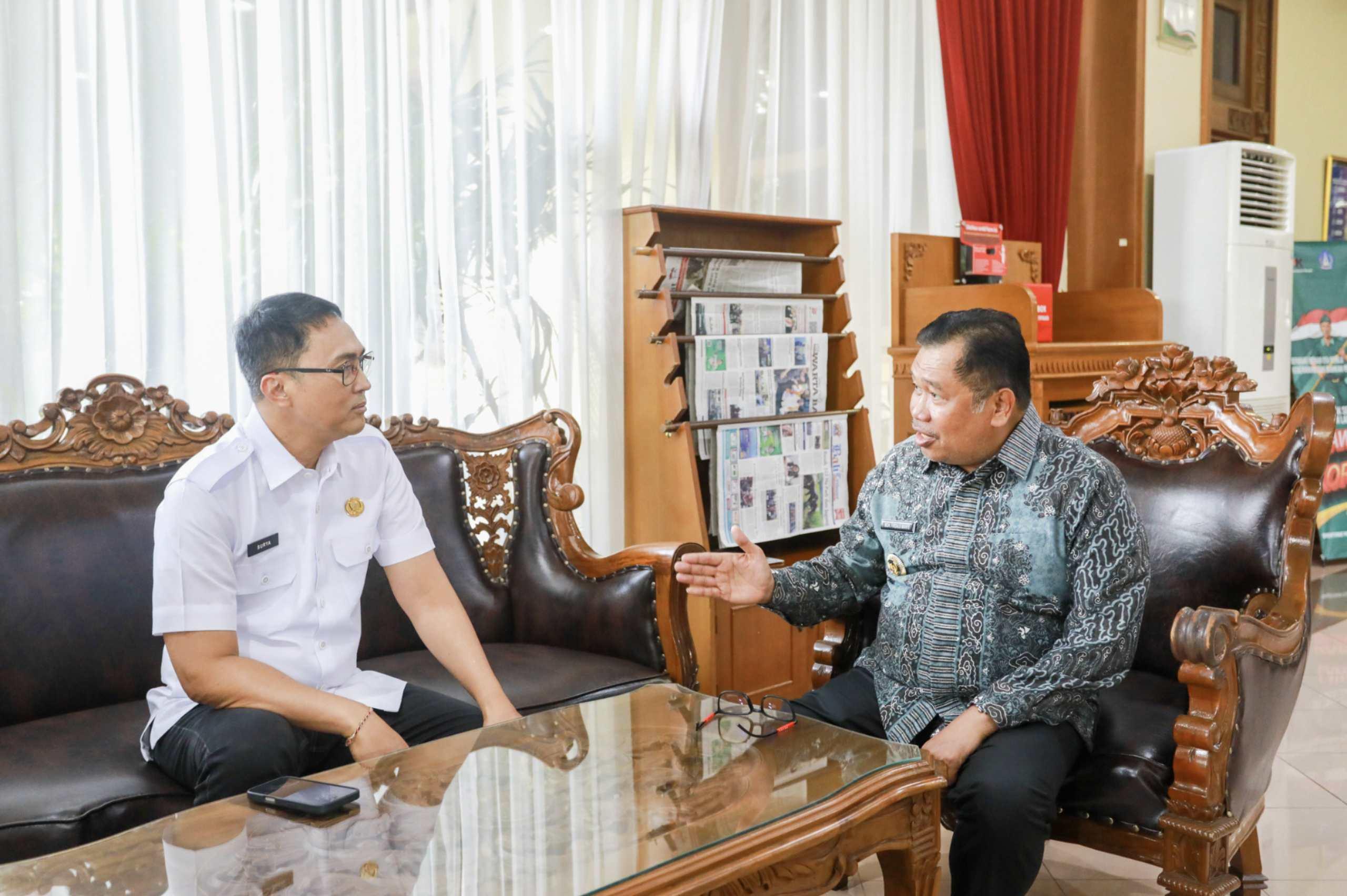 Sekda Badung, IB. Surya Suamba (baju putih) saat menerima kunjungan Bupati Takalar, Sulawesi Selatan, Mohammad Firdaus Daeng Manye di Ruang Nayaka Gosana I, Puspem Badung, Rabu, 22 Oktober 2025. (Balihotnews/Ist)
