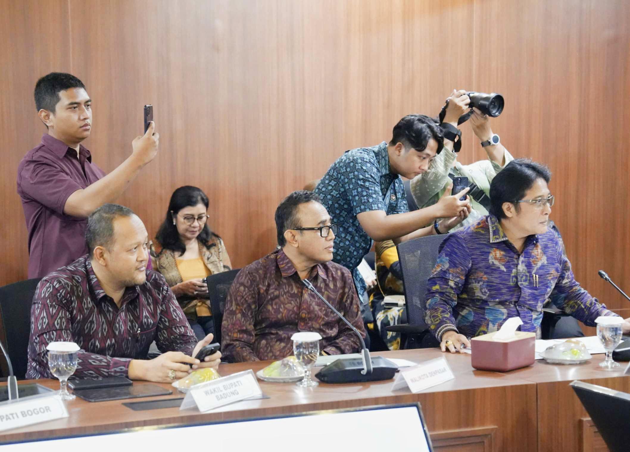 Wabup Badung Bagus Alit Sucipta; Wali Kota Denpasar IGN Jaya Negara dan Wagub Bali Nyoman Giri Prasta, saat menghadiri rapat pemantapan pembangunan PSEL di Gedung Kemenko Pangan, Jakarta, Jumat, 24 Oktober 2025. (Balihotnews/Ist)