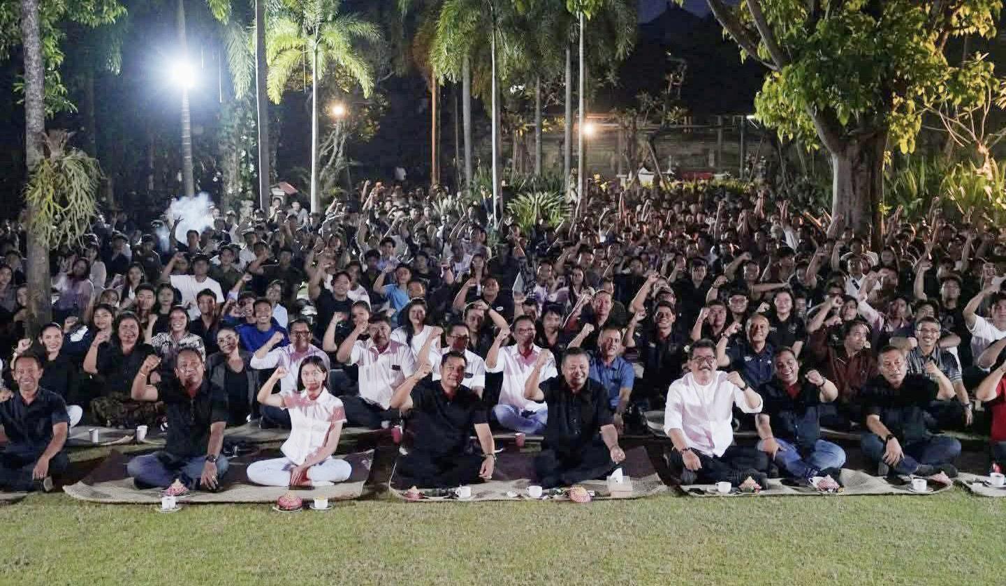 Ratusan pemuda yang tergabung dalam Sekaa Teruna-Teruni (STT) se-Gianyar, hadir dalam acara 'Temu Wirasa' bersama Bupati Gianyar I Made Mahayastra, Jumat, 24 Oktober 2025.