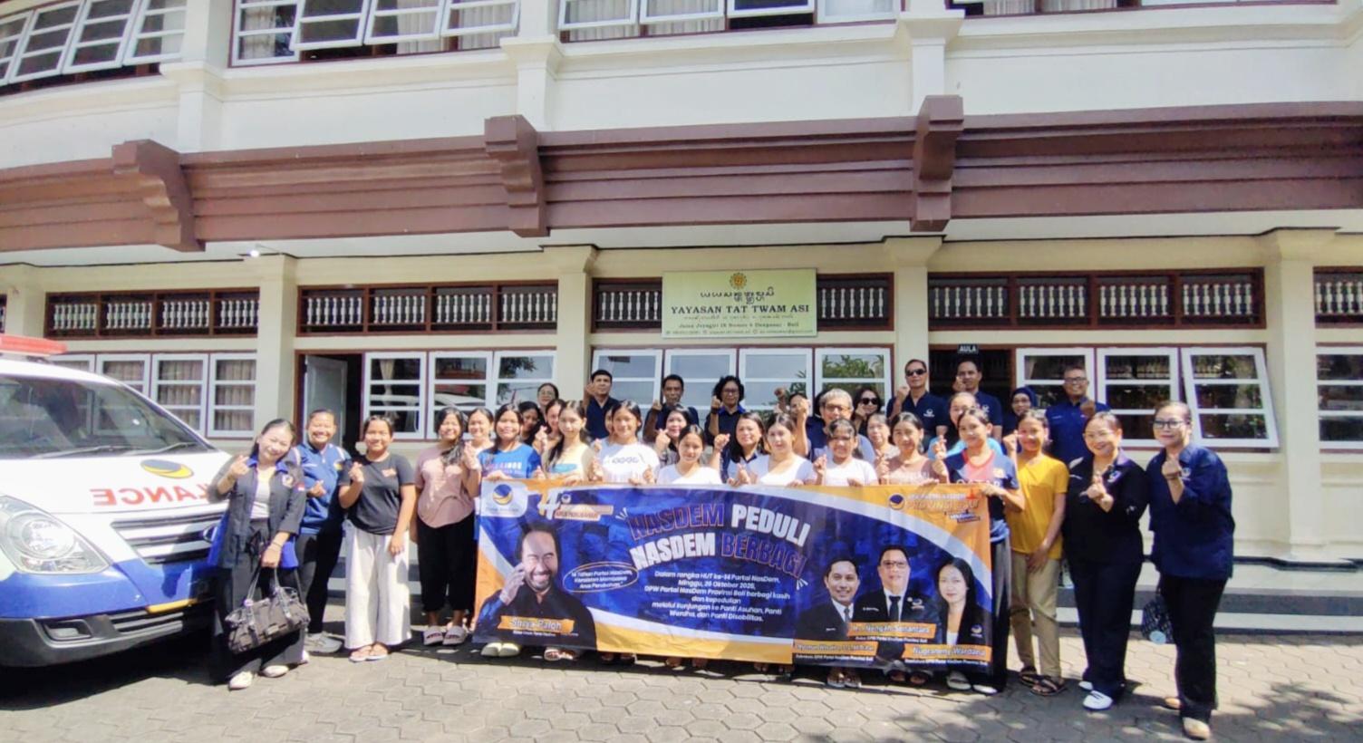 Foto: DPW Partai NasDem Bali mengunjungi Panti Asuhan Tat Twam Asi di Jalan Jayagiri Denpasar, Minggu, 26 Oktober 2025. (Balihotnews/Ace)
